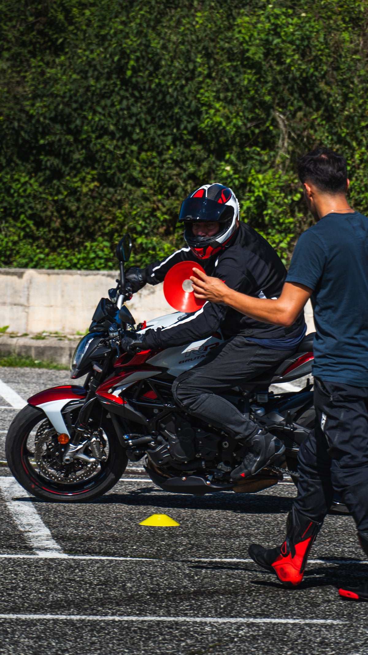 Tecnica di frenata in moto: dalla strada alla pista